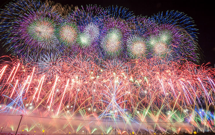 秋田の夜空を彩る「大曲の花火」＜イス席付＞2日間≪JR＋観覧席＋盛岡駅前ホテル宿泊付プラン≫ | HIS 首都圏発